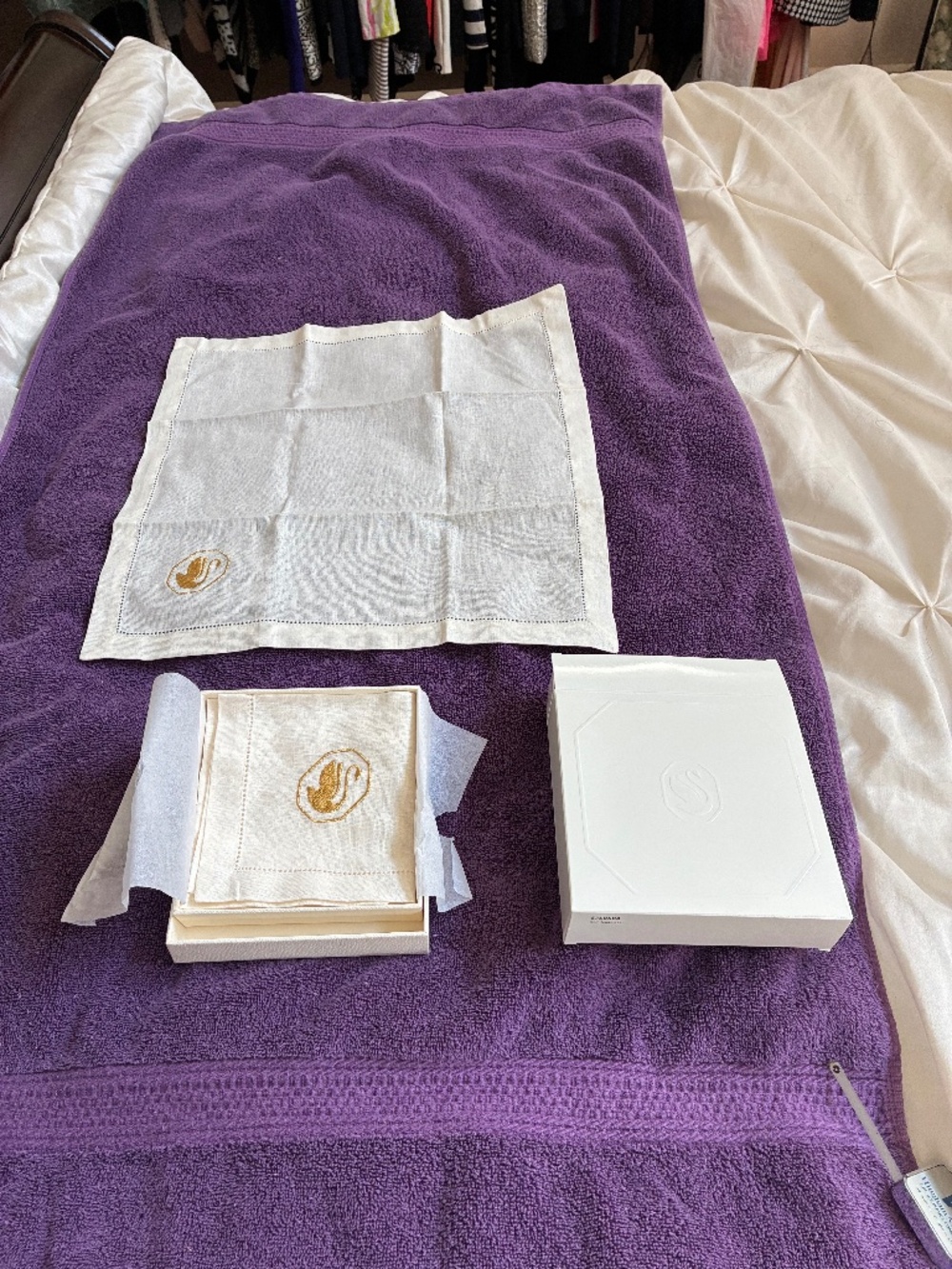 New in Box Swarovski Set of 4 Cream/Gold Napkin Set